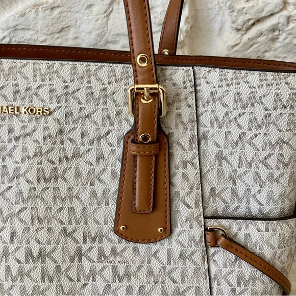 Michael Kors Voyager Tote in vanilla and acorn colors - Picture 6 of 15